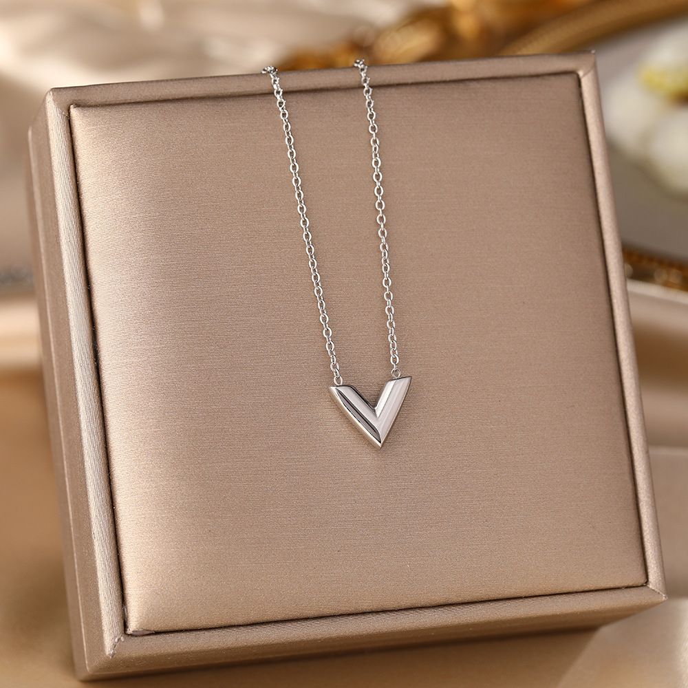 Korean Version Of Fashionable V-shaped Necklace For Women's Instagram With Cool Niche Design. It Is A Trendy And_ipsvogv.com