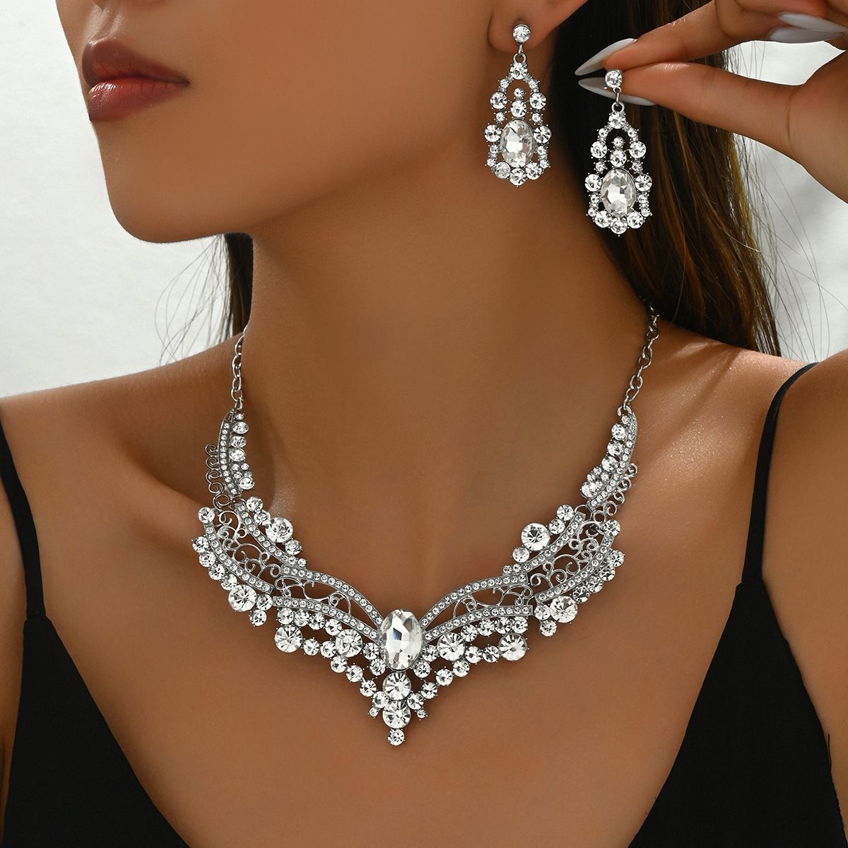 Ladies' necklace earring set with niche inlaid diamond design, collarbone chain, versatile earrings_ipsvogv.com