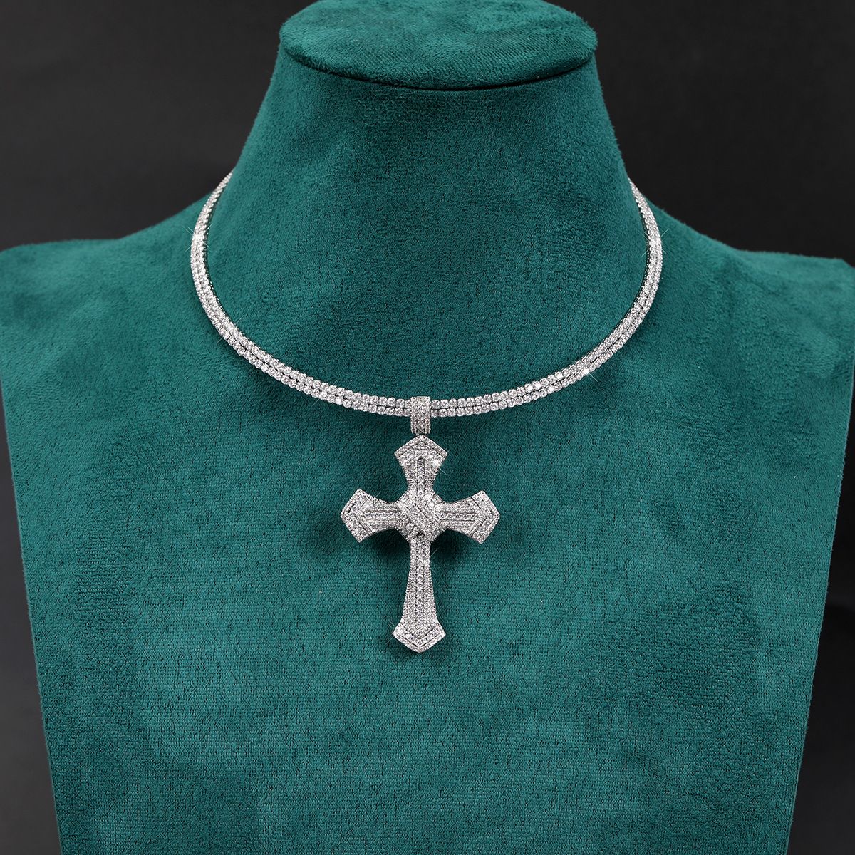 Trendy Male Hip-hop Necklace Electroplated Alloy Rhinestone Cross Pendant_ipsvogv.com