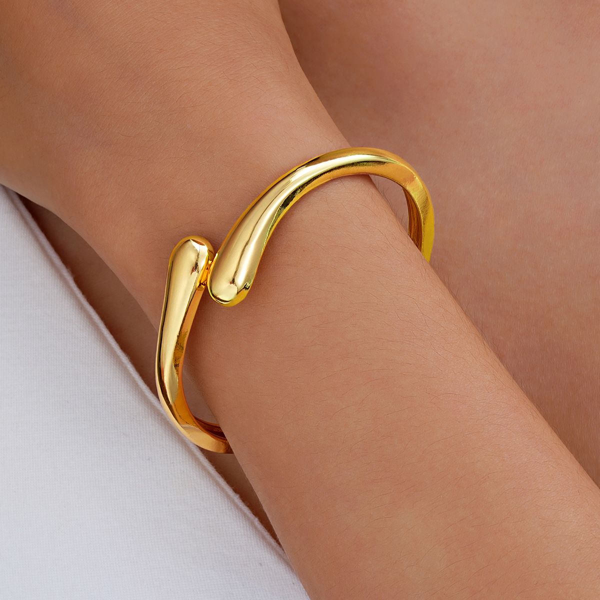 Fashion Water Drop Streame Exaggerated Metallic Glazed Face Hug Spring Opening Bracelet_ipsvogv.com