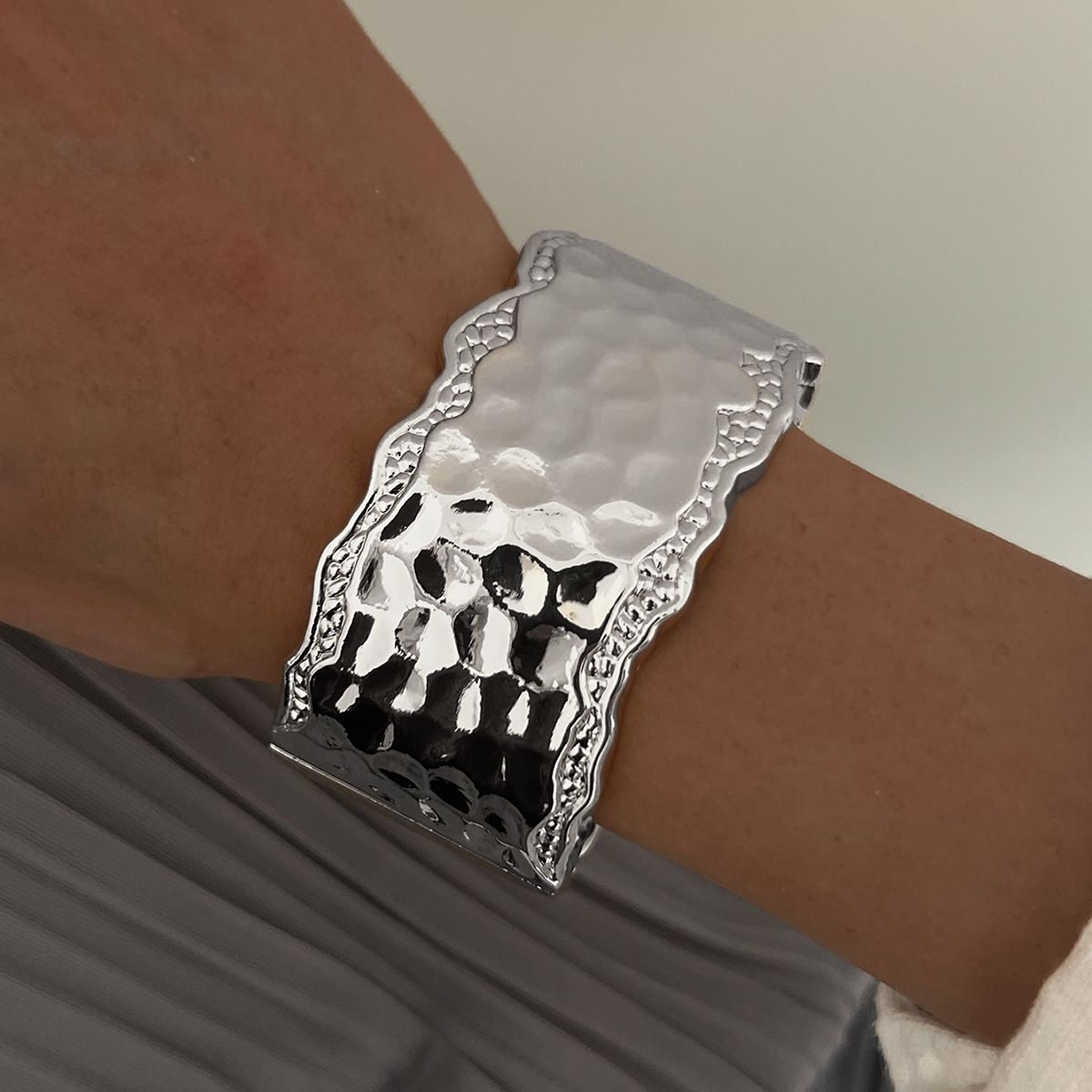 Geometric Wide Surface Simple Textured Exaggerated Punk Metal Style Hoop Bracelet For Women_ipsvogv.com