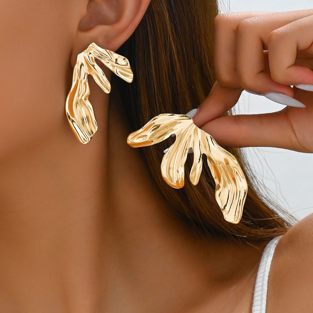 Feng women's accessories simple fashionable, with irregular leaves and a niche design. They are high-end earrings_ipsvogv.com