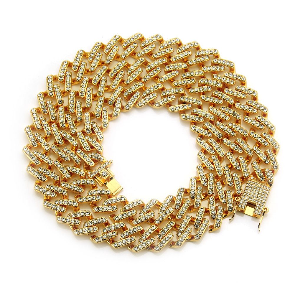 Men's accessories are exaggerated domineering, adorned diamonds and trendy men's clothing, with a large gold chain_ipsvogv.com