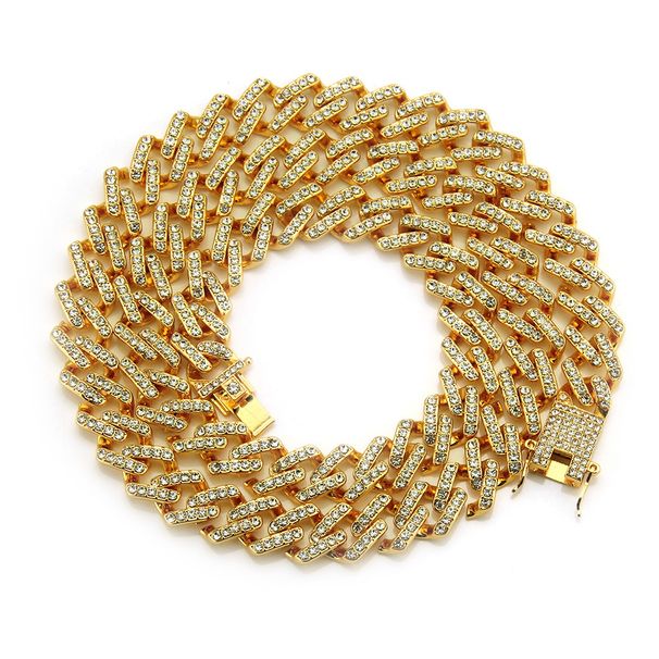 Men's accessories are exaggerated domineering, adorned diamonds and trendy men's clothing, with a large gold chain_ipsvogv.com