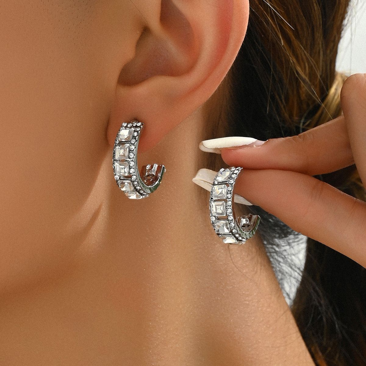 Geometric version of Korean sweet fresh with personalized zircon inlay U-shaped design, niche and earrings_ipsvogv.com
