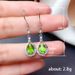 Cao Shi's earrings are simple and elegant, with green zircon long and elegant earrings._ipsvogv.com