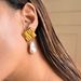 Electroplated Titanium Steel Retro Square Embossed Baroque Pearl Earrings_ipsvogv.com
