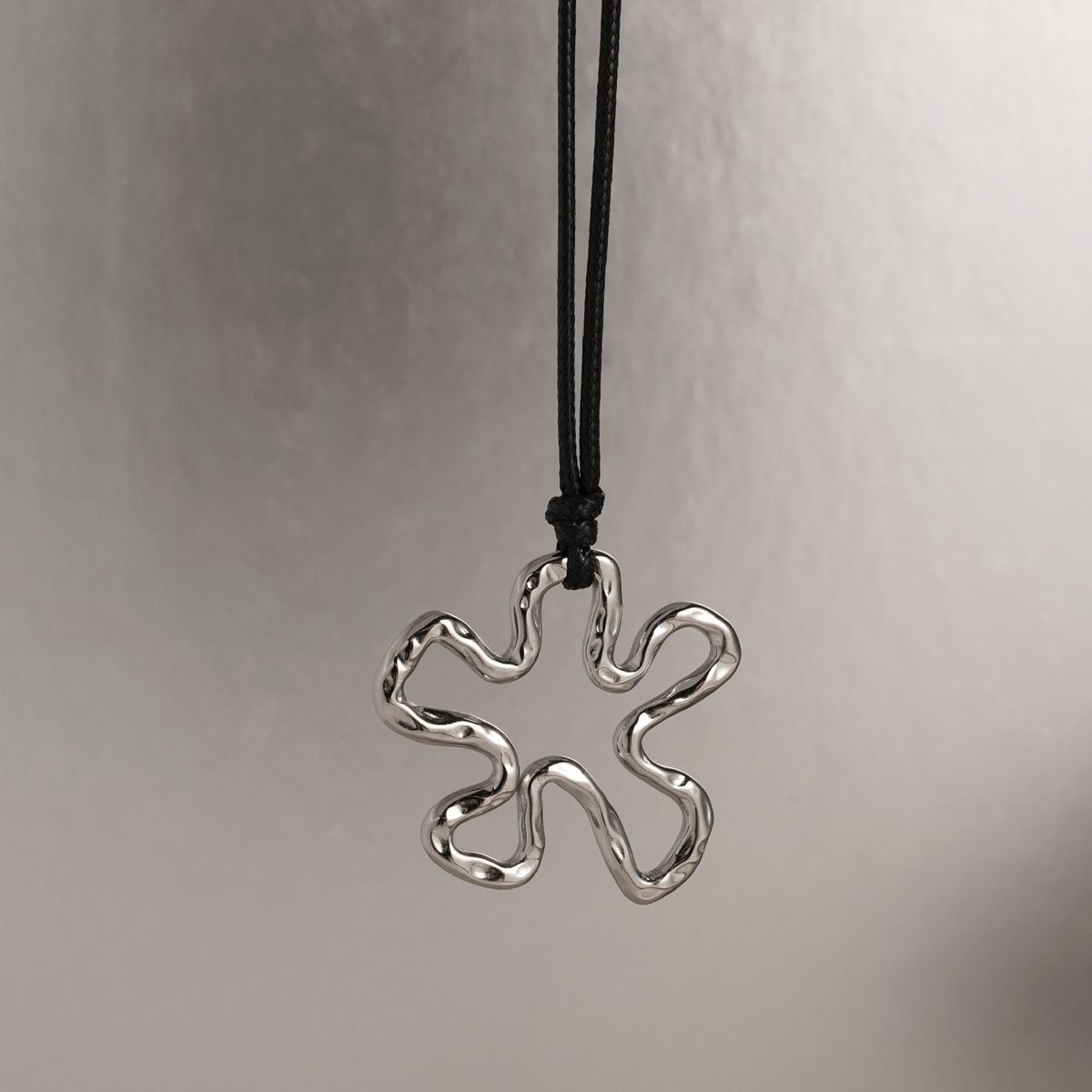 Spot INS Gold Plated Titanium Steel Retro Geometric Hollow Camellia Flower Black Leather Rope Necklace_ipsvogv.com