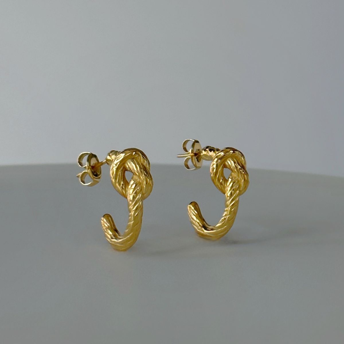 Fashionable Real Gold Electroplated INS Titanium Steel Knotted Fashion Niche Earrings_ipsvogv.com