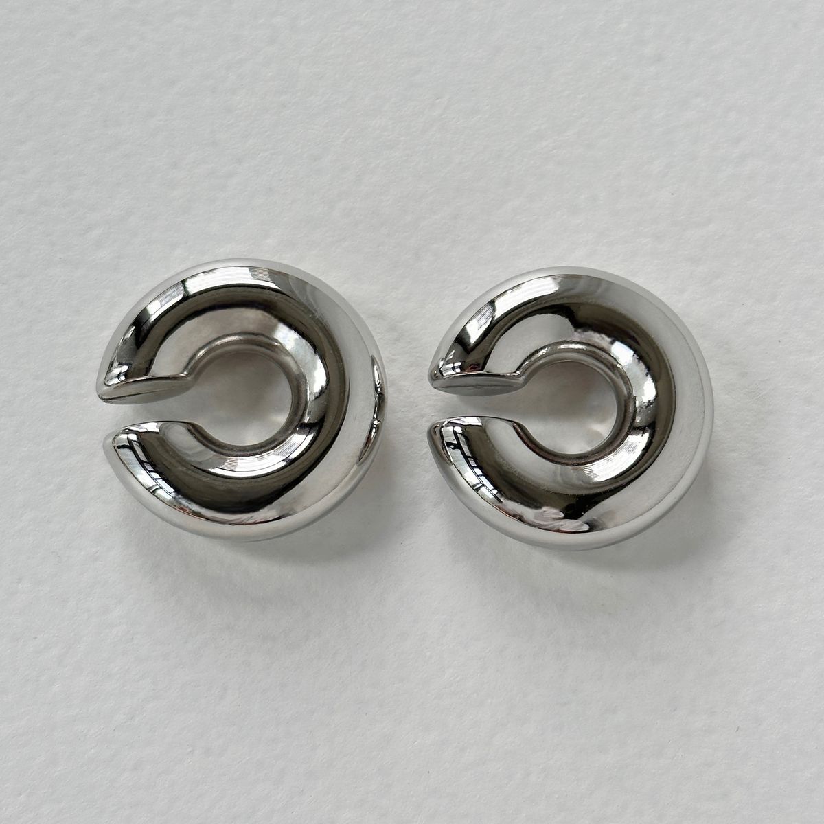 Fashionable Niche INS Retro Titanium Steel Hollow Smooth Tear Big Earrings_ipsvogv.com