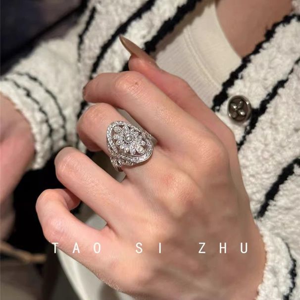 【 Hot Selling In Store 】 Middle Aged Micro Inlaid Zircon Flower With High-end Feel, Light Luxury, Niche Design,_ipsvogv.com