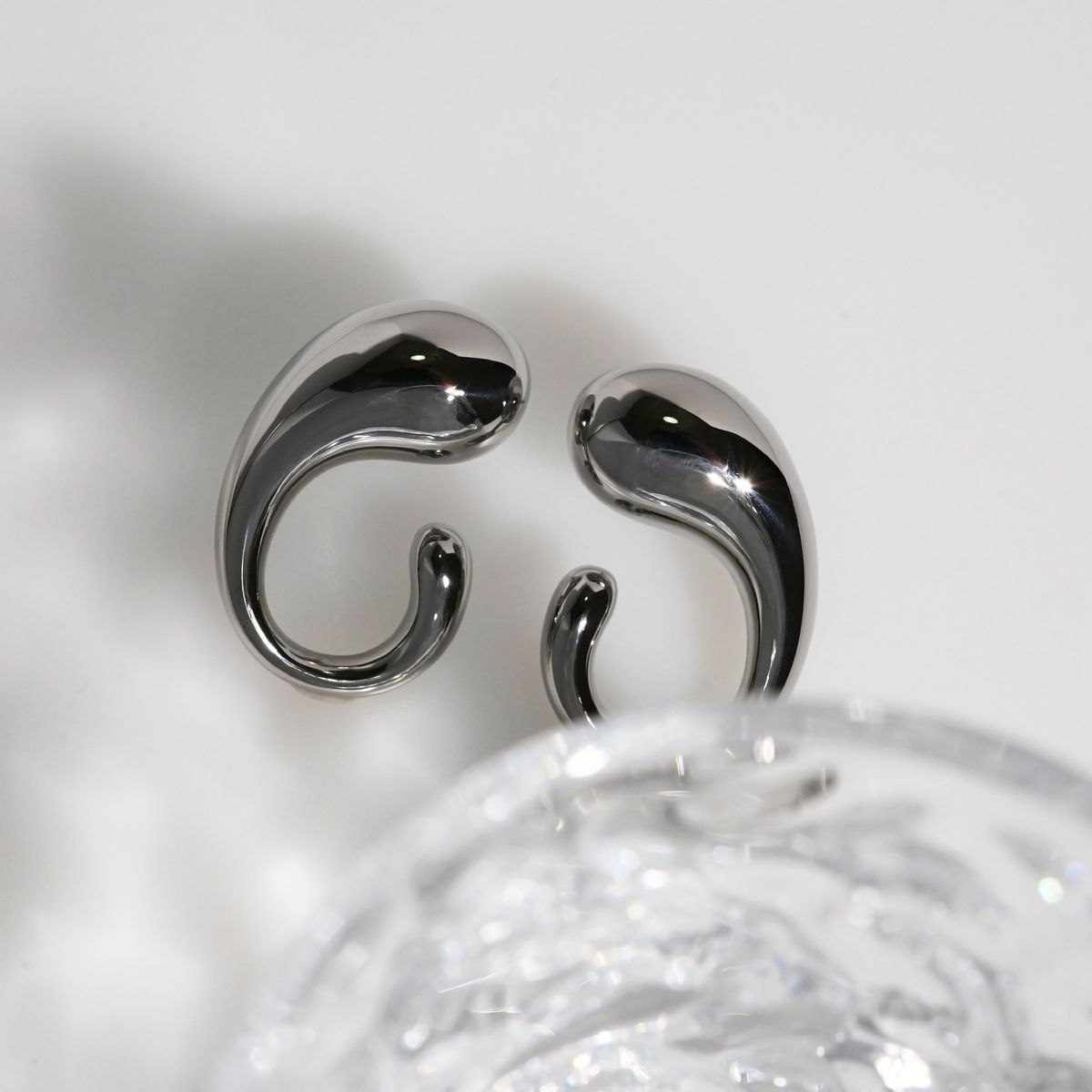 Real Gold Electroplated Titanium Steel Fine Polished Teardrop Fashionable Hollow Comma Earrings_ipsvogv.com