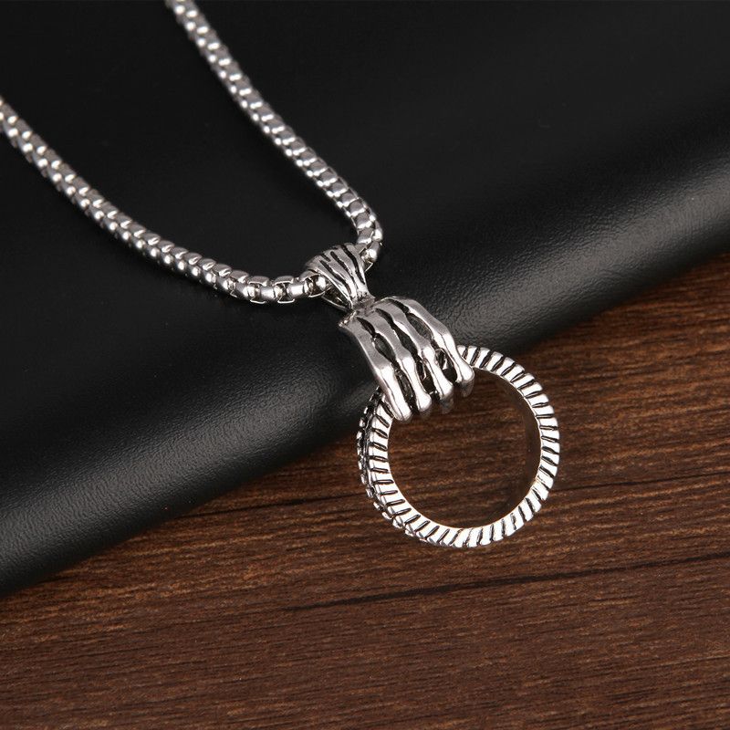 Silvr Long Pndant Fashion Mn's and Womn's Prsonality Gothic Punk Styl Sklton Hand Grab Ring Ring Pndant_ipsvogv.com