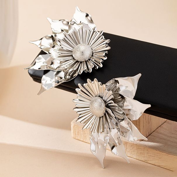 Exaggerated Jewelry Asymmetric Three-Dimensional Metal Inlaid Pearl Heavy Craft Flower Stud Elegant Fashion Earrings_ipsvogv.com