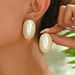 Ladies' niche, high-end, with a large pearl design earrings that are versatile and fashionable_ipsvogv.com
