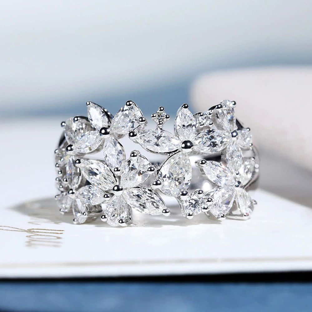 Cao Shi's Dazzling Petal Studded Ring Is A Luxurious And Trendy Jewelry Accessory For Women's Weddings_ipsvogv.com