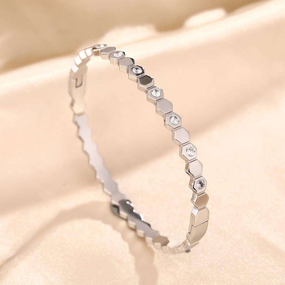 Korean Version Titanium Steel For Women, Not Fading, Honeycomb Inlaid With Diamonds, Fashionable And Personalized Wave_ipsvogv.com