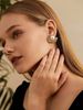 A Pair Of Light Luxury Inlaid Pearl Fan Earrings_ipsvogv.com