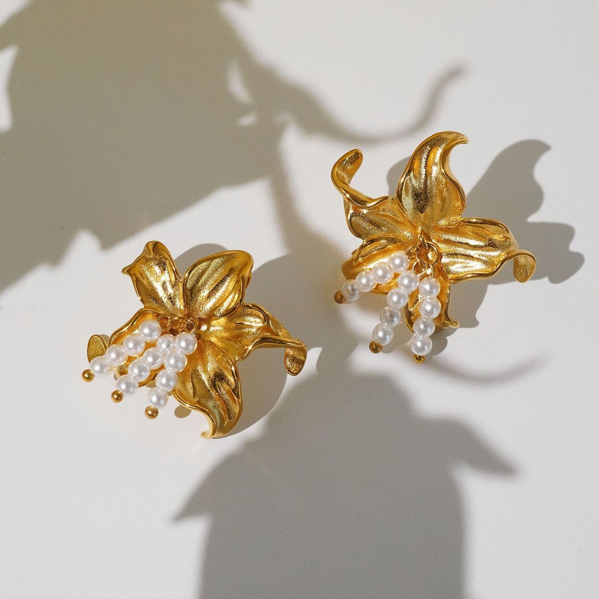 INS Retro Plated Titanium Steel Pearl Flower Korean Earrings_ipsvogv.com