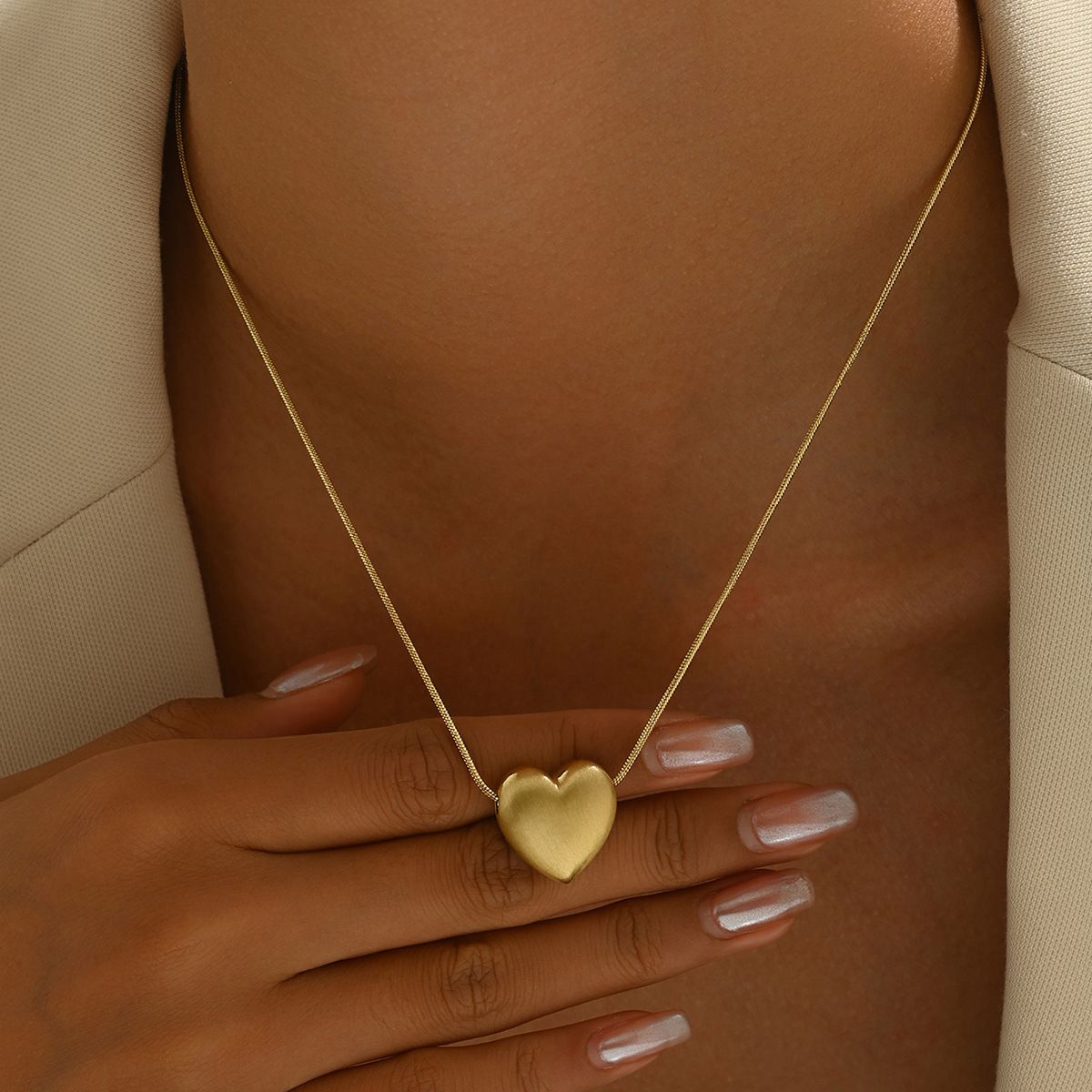 2024 Autumn New Women's Love Necklace with Personalized Luxury and Matte Heart Shaped Design, Clavicle Chain, Versatile_ipsvogv.com