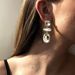 E9626 diamond studded exude a gentlemanly socialite style, with exaggerated contrasting color and multi cut earrings_ipsvogv.com