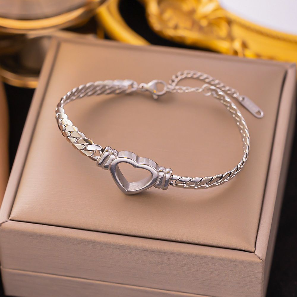 2023 New Minimalist And Exquisite Versatile Love Necklace With A Niche Design, Titanium Steel Hollow Collarbone Chain_ipsvogv.com