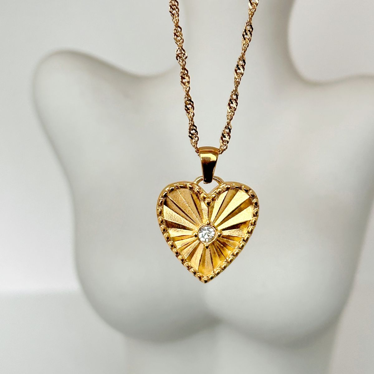 Women’s Jewelry Set Fashion Retro Gold Plated Titanium Steel Heart Micro Inlaid Zircon Embossed Pendant Necklace_ipsvogv.com
