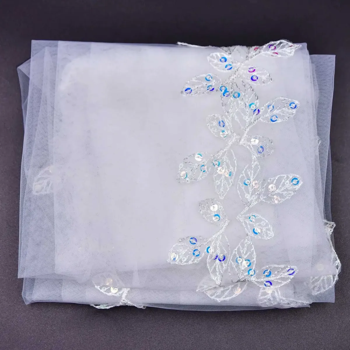 Hair Jewelry Glamorous Bridal Veils For The Bride Sparkling Sequins Leaf-Shaped Lace-Edged 1-Tier Fingertip Length_ipsvogv.com