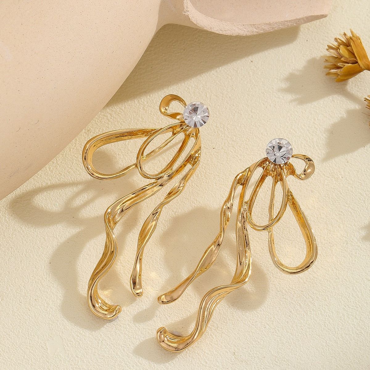 Niche Jewelry High-End Fairy Exaggerated Large Bowknot Irregular Alloy Point Diamond Stud Earrings_ipsvogv.com