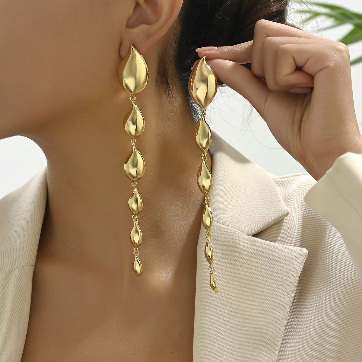 Ins Personality Exaggerated Ladies Earrings Niche Tassel Design Water Drop Earrings Metal Style All Match Earrings_ipsvogv.com