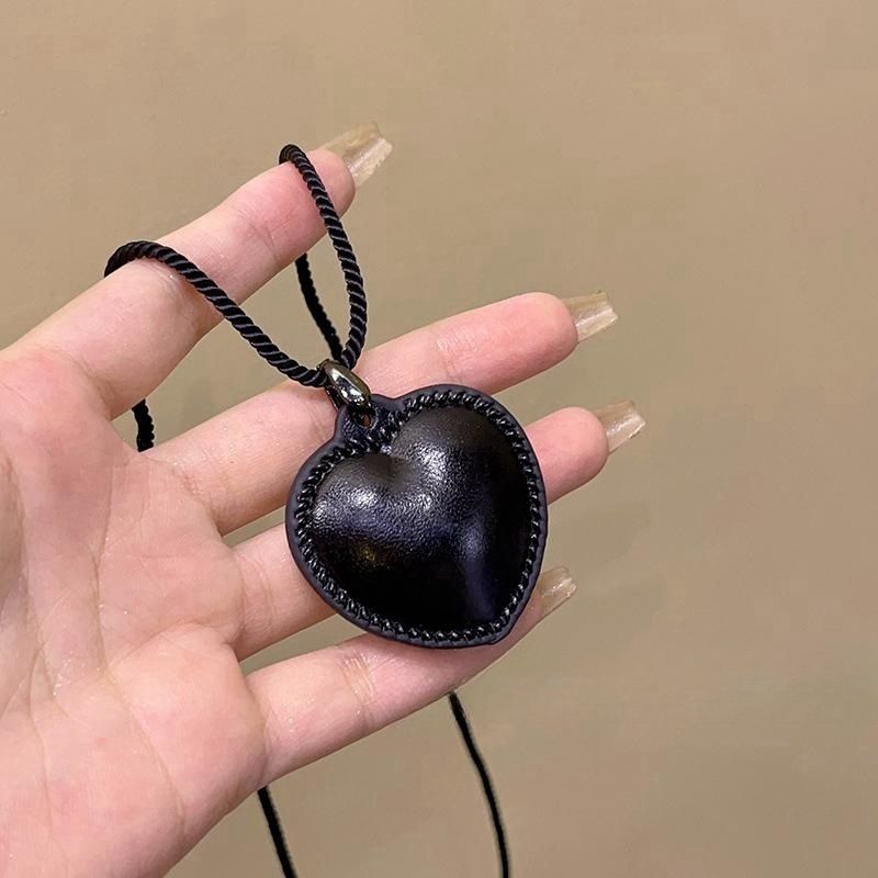 Korean Internet Celebrity Blogger Fever Same Style Black Leather Braided Edge 3D Heart Fashionable Hot Girl Necklace_ipsvogv.com
