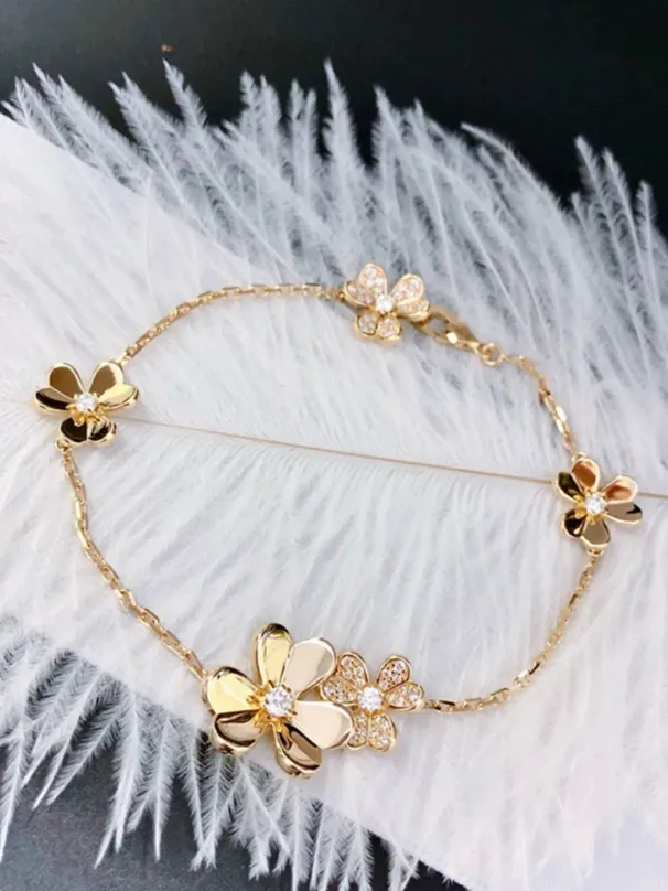 Designer VC Family Classic Diamond Flowers Jewelry High Version Plated Rose V Gold Fashion Charm Bracelet for Your_ipsvogv.com