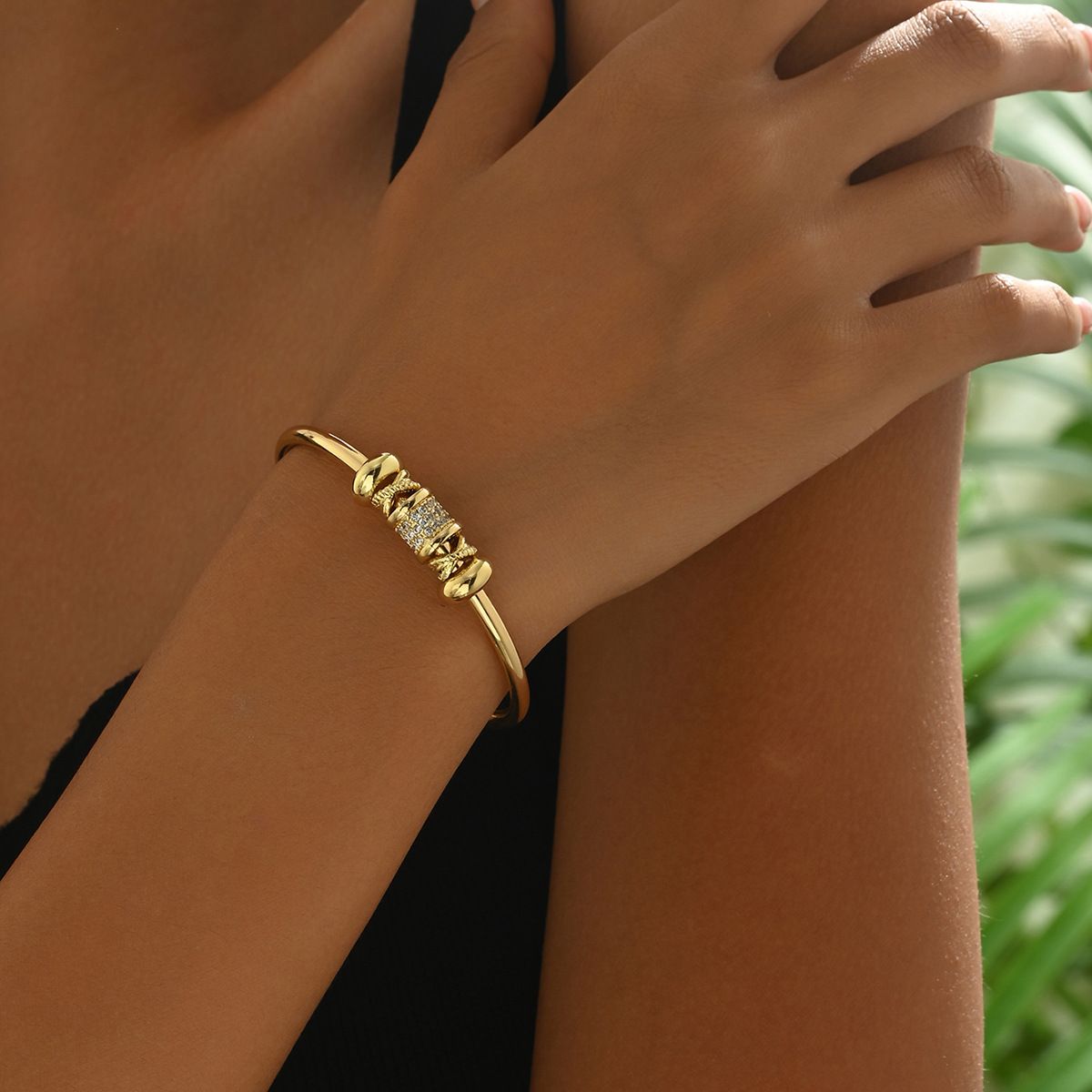 Minimally designed Korean style women's with personalized inlay of zircon, geometric niche design, high-end feel,_ipsvogv.com