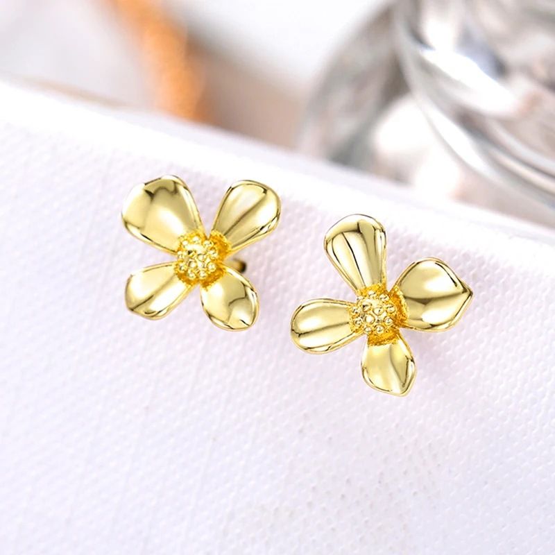Cao Shi Flower Metal 2024 New Small and Popular Design Light Luxury Earrings_ipsvogv.com