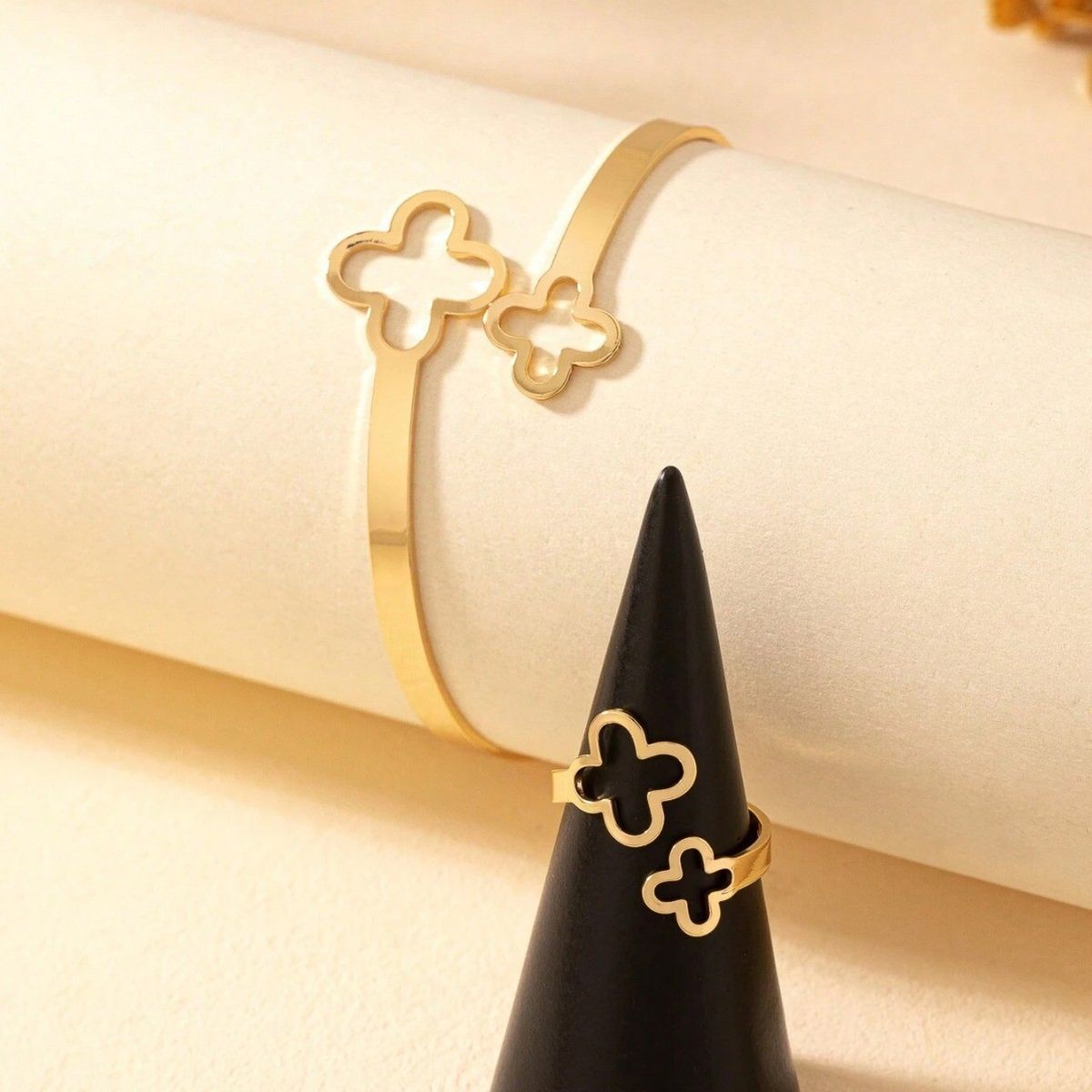 Fashionable Design Sense Elegant Everyday Versatile Four-Leaf Clover Creative Four-Petal Flower Women's Hollow Bracelet_ipsvogv.com