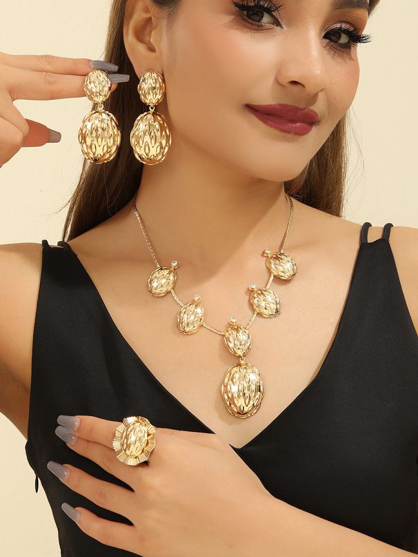 Statement Jewelry Set: Exaggerated High-End Glossy Heart Necklace, Ring, And Round Earrings_ipsvogv.com