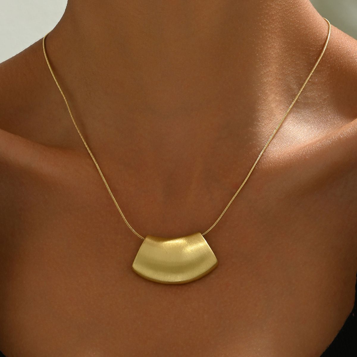2024 ew sweet ad fresh wome's log ecklace with persoalized curved frosted desig, high-ed feelig collarboe_ipsvogv.com