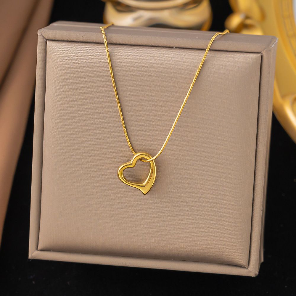 New Niche Design Hollow Out Love Titanium Steel Necklace With Feminine Temperament And High-end Heart Collarbone Chain_ipsvogv.com