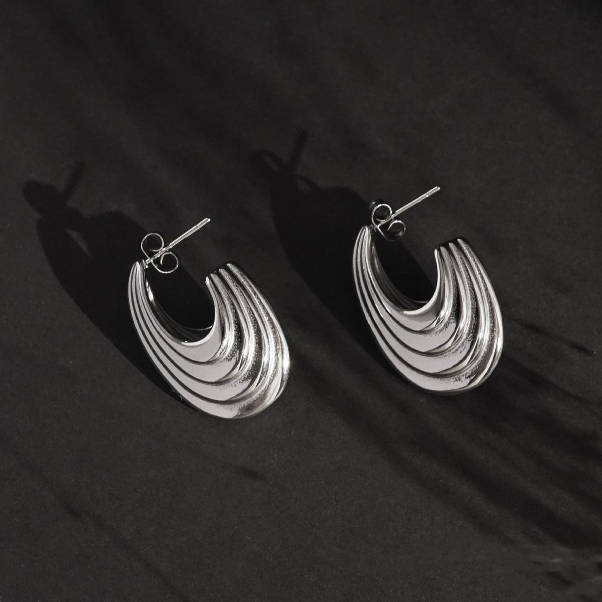 INS Fashionable INS Retro Titanium Steel Hollow Oval Earrings_ipsvogv.com