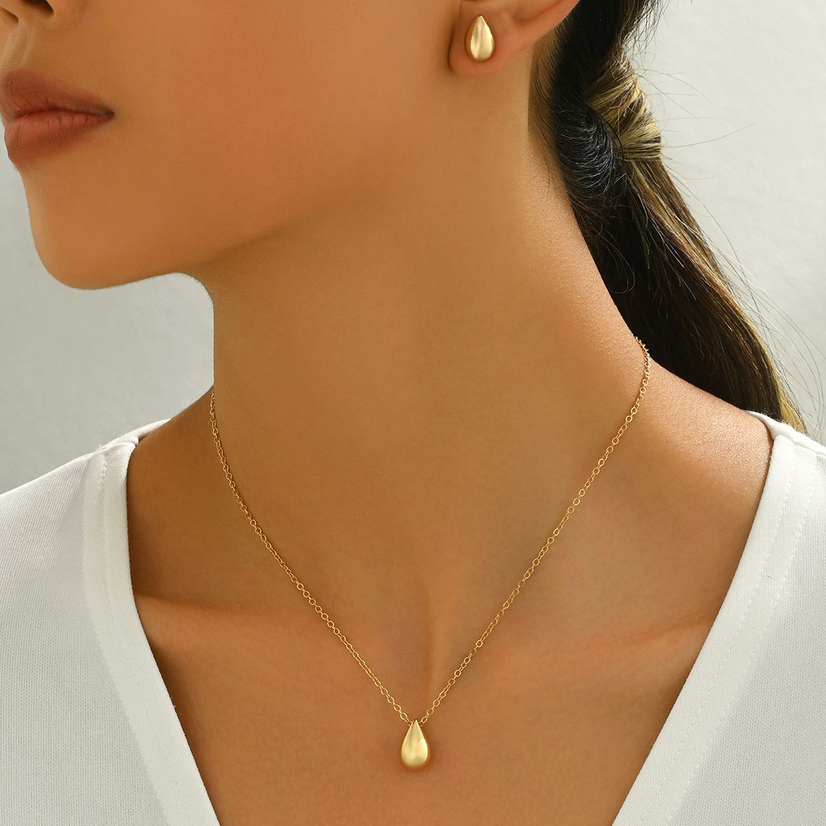 2024 New Japanese and Korean Style Geometric Earnail Necklace Set for Women's Personalized Gold Design Clavicle Chain_ipsvogv.com