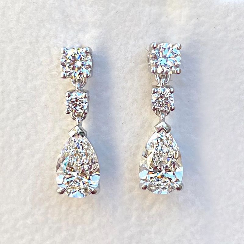 Cao Shi's Small Fresh Classic Droplet Earrings with Light Micro Pear Shaped Zircon Bridal Style Earrings for Women_ipsvogv.com
