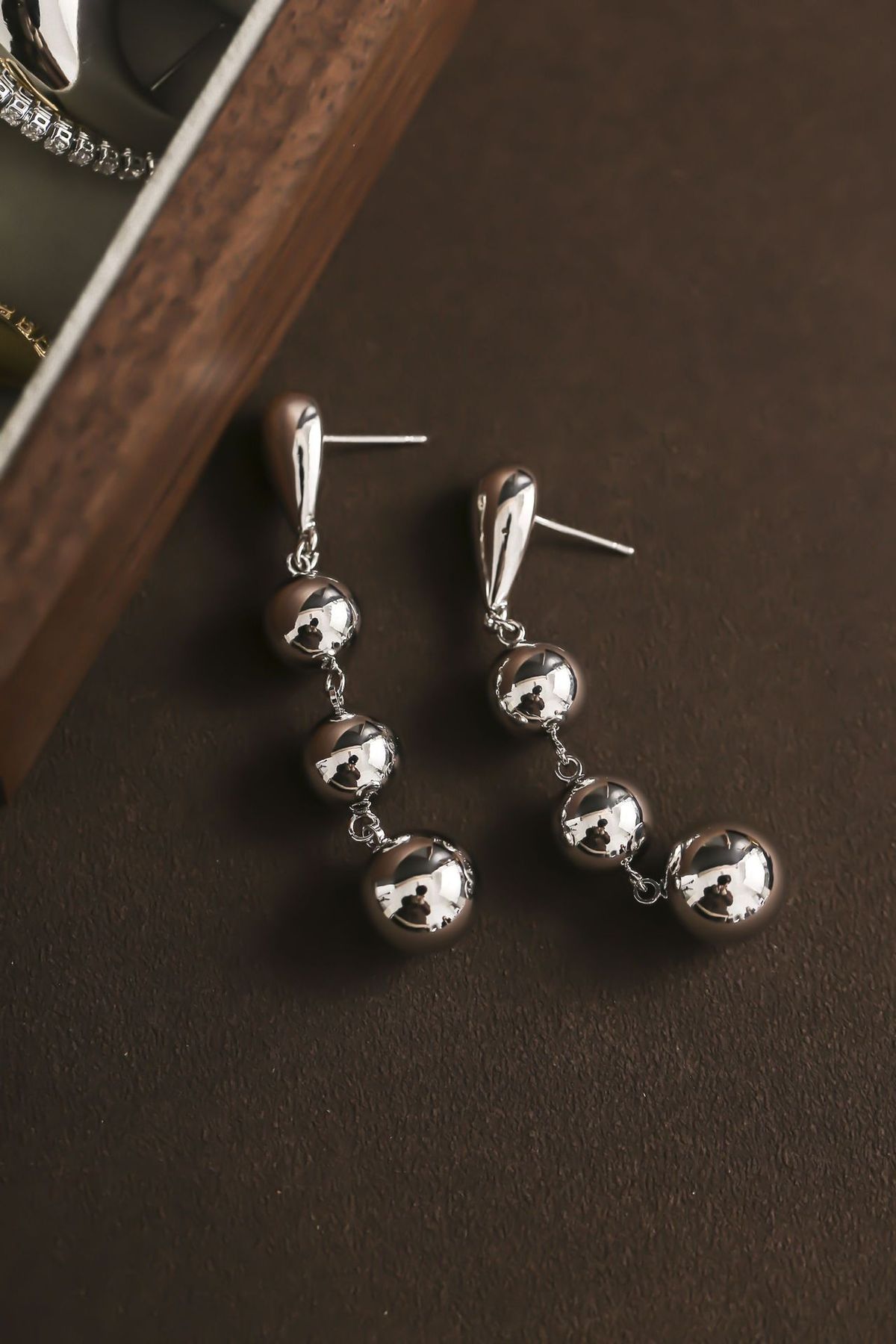 Gold-Plated Copper Minimalist Style Three Glossy Ball Tassel Earrings High-End Creative Round Bead Ear Cuffs For Women_ipsvogv.com