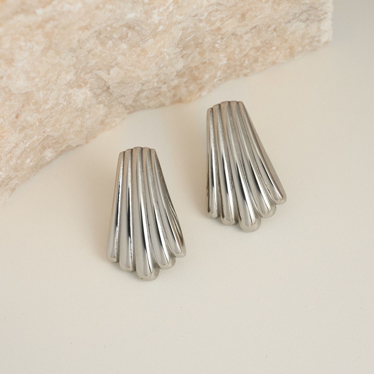 Summer INS Retro Plated Titanium Steel Feather Line Vertical Grain Earrings_ipsvogv.com