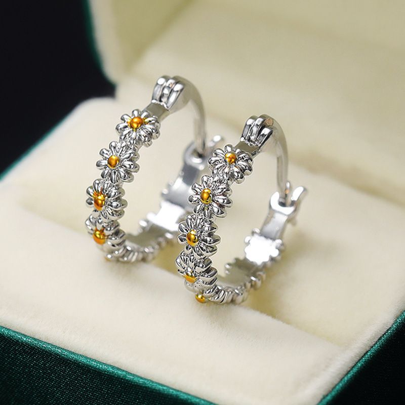 Cao Shi's New Hot Selling Small Item, Fashionable Simple Daisy Dual Color Women's And Earrings_ipsvogv.com