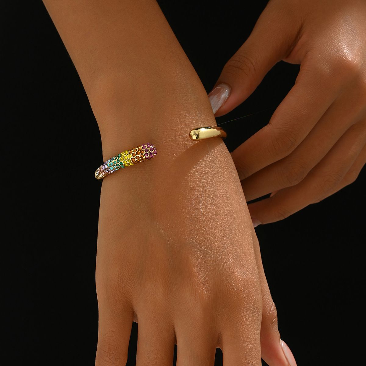 2024 New Women's Colored Diamond with Adjustable Openings for a Small, High end Design and Versatile Bracelet_ipsvogv.com