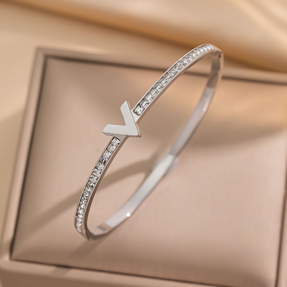Hot Titanium Steel Bracelet Female V-letter Mother High-end Sense Simple Ins Style Personalized Light Luxury_ipsvogv.com
