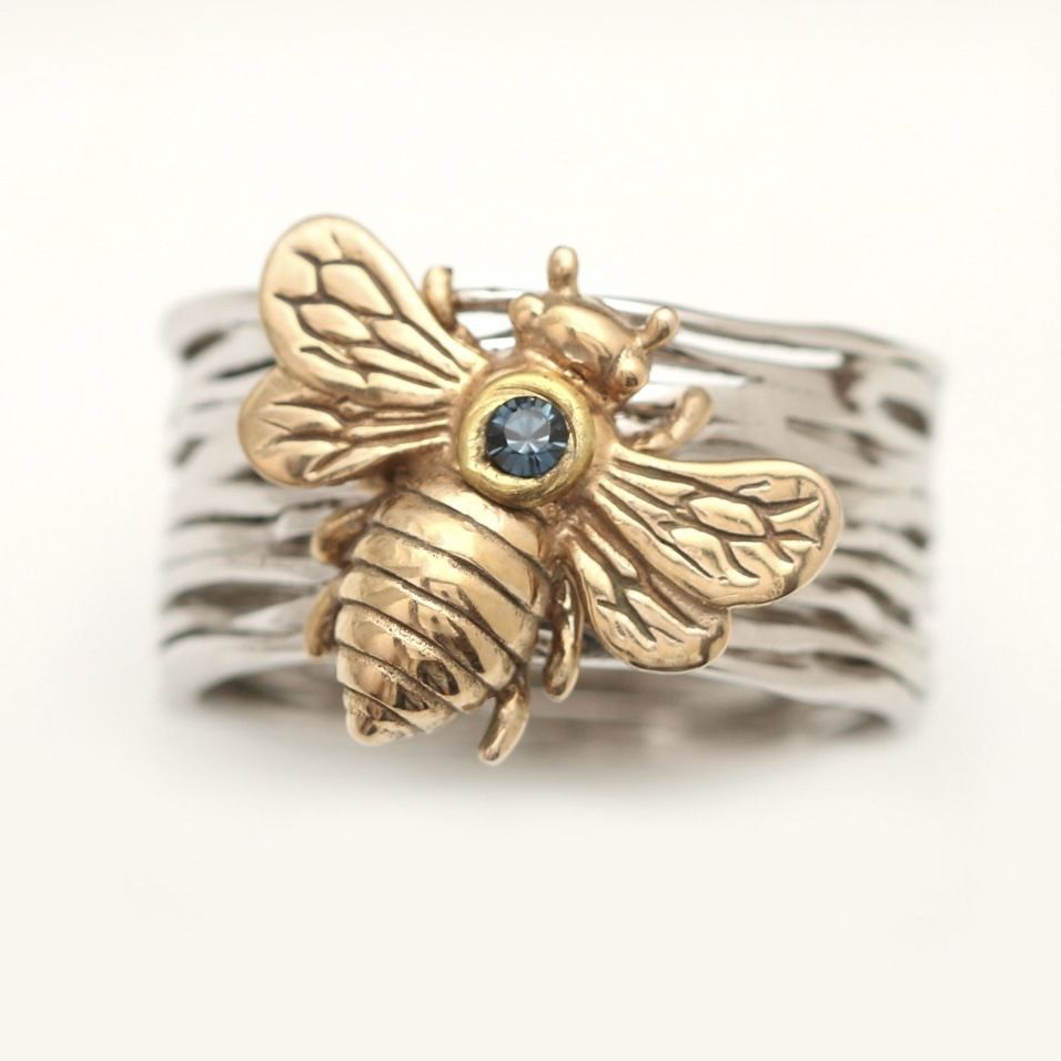 has Newly Developed A Fashionable Bee Ring And Two Tone Alloy Jewelry For Runway Wear, Paired With Hand_ipsvogv.com