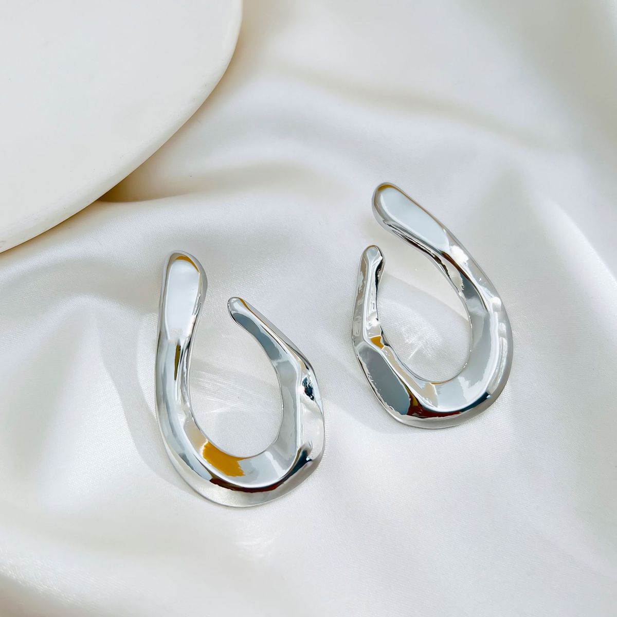Exaggerated Twisted Geometric Copper Gold Plated Niche Design Sense High-end Minimalist Style Simple Earrings For Women_ipsvogv.com