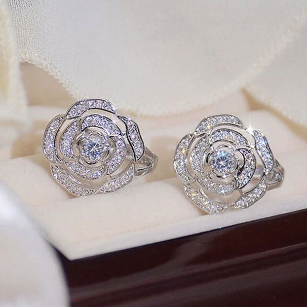 Cao Shi's three-dimensional flower earrings are sweet, super fairy, elegant, rose ear clasps, fashionable and versatile earrings_ipsvogv.com