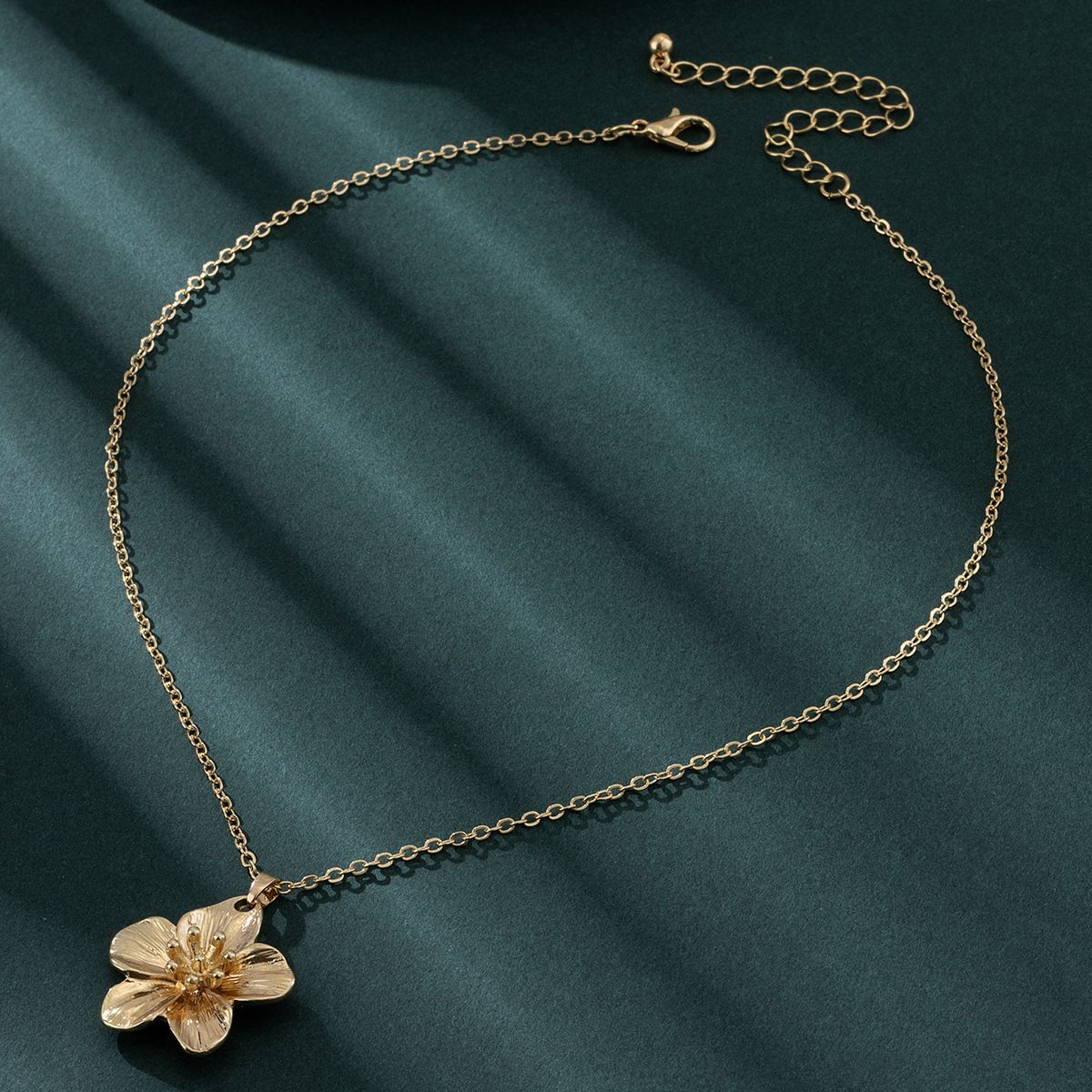 Metal Light Luxury Collarbone Chain With A And High-end Feel, Simple Flower Metal Necklace For Women_ipsvogv.com